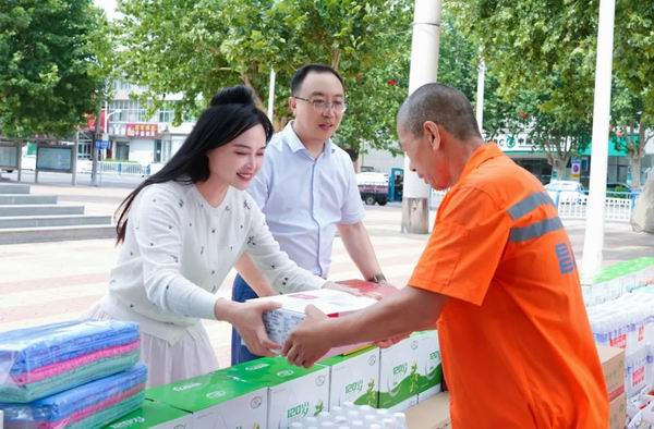 暖心关怀 金木开展慰问环卫工人公益活动